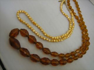 A Vintage Glass Bead Necklace And String Of Seed Pearls.  B - 1413 - Cc - W48