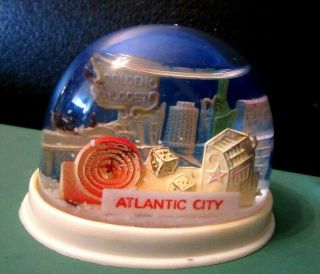Vintage Atlantic City Souvenir Snow Globe Plastic Golden Nugget Slots Dice Vguc