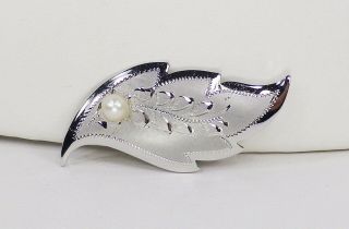 Vtg.  Signed Ma Sterling Silver Leaf With Pearl Brooch Pin Diamond Cut Design