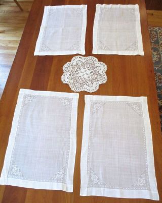 Vintage Set Of 4 White Linen Embroidered Placemats 20.  5 " X13.  5 " W/ Lace Doily