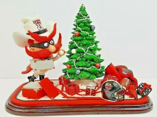 Raider Red From Texas Tech Decorating Christmas Tree - Slavic Treasures Licensed