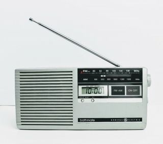 Ge Bathmate Am Fm Radio Clock Vintage General Electric Model 7 - 4204a