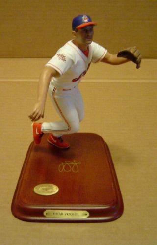 Omar Vizquel 13 1999 The Danbury All Star Figurines With Wooden Base