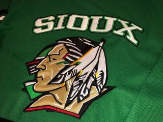 North Dakota Fighting Sioux TJ Oshie 7 Kooy Hockey Jersey Size Large 3
