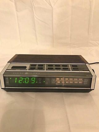 Vintage G.  E.  Clock Radio Alarm G.  E.  7 - 4652a