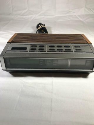 Vintage G.  E.  Clock Radio Alarm G.  E.  7 - 4652A 2