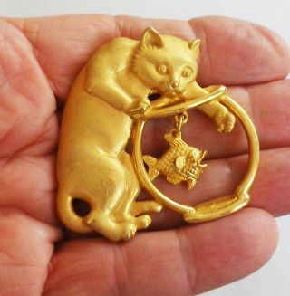 Vintage Jj Gold Tone Kitty Cat Pin Playing W Dangling Goldfish Jonette Jewelry