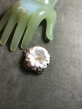 Vintage 2 1/4” Goldtone And White Enamel Round Flower Flora Sarah Coventry Pin E