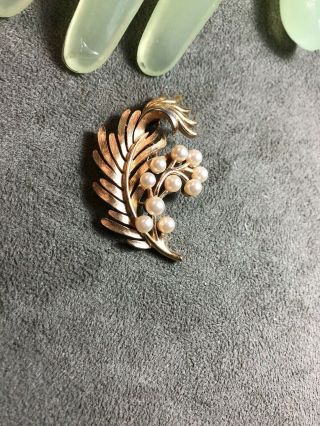 Vintage 2” Brushed Goldtone Faux Pearl Beaded Leaf TRIFARI Style Pin - C5 3