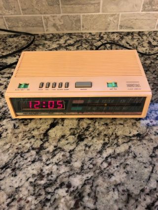 Soundesign 80s Retro Style Am/fm Clock Radio 3620 Pink Digital Plug In Fs