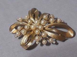 Vintage Signed Crown Trifari Rhinestone Brooch Gold Tone Faux Pearls
