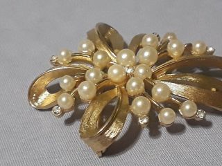 Vintage signed Crown Trifari Rhinestone Brooch gold tone faux pearls 2