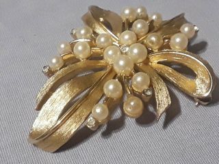Vintage signed Crown Trifari Rhinestone Brooch gold tone faux pearls 3