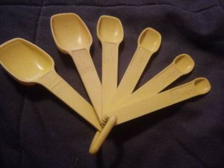 Vintage Retro Tupperware Measuring Spoons Yellow Set Of 6 W/ Ring Tsp Tbsp