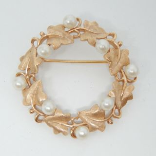 Crown Trifari C Matte Brushed Gold White Pearl Leaf Wreath 1 5/8 " Vtg Pin Brooch