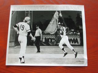 Hank Aaron Atlanta Braves Home Run 689 Upi Pres Photograph 8 X 10 "