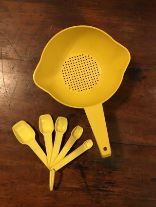 Vintage Tupperware Measuring Spoon 8 Pc Set Bright Yellow Daffodil And Colander