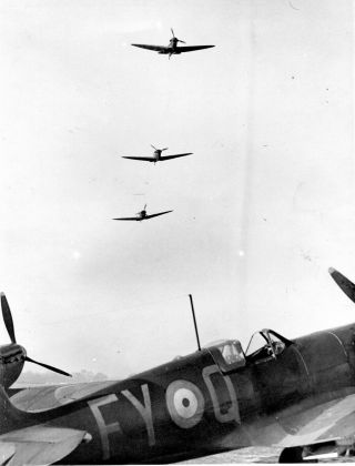 Spitfires 611 Sqn Sept - Oct 39 - Totally Associated Press Photo (241)