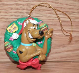 Vintage 1998 Hanna - Barbera Scooby - Doo Inside Wreath Christmas Ornament Read