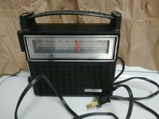 Vintage General Electric Ge 7 - 2810h Ac/dc Power Portable Radio