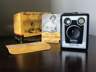 1953 - 1957 Eastman Kodak Brownie Six - 20 Model D 620 Roll Film Box Camera England
