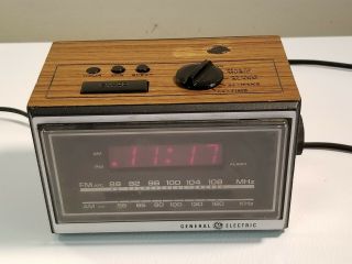 Vintage General Electric Alarm Clock Radio Model 7 - 4620d