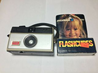 Vintage Kodak Instamatic 124 Camera & 2 Flash Cubes,  Canadian Edition.