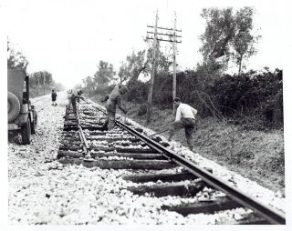1944 Vintage Photo Ww2 Us Army Soldiers Repair German Bombed Railroad In Italy