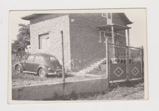 Old Vw Volkswagen Beetle Car In Yard Vintage Orig Photo (51249)
