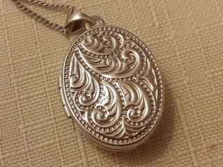 Stunning Vintage 1960s/1970s Embossed 925 Silver Locket & Chain.  Vgc