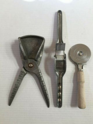 3 Vintage Hand Held Farmhouse Williamson Lemon/lime Squeezer Juicer And Others