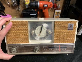 Vintage Ge General Electric Radio W/ Alarm Clock Am Radio. ,  Bakelite Maybe