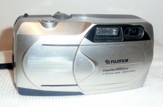Fujifilm Finepix 1400 Zoom Digital Camera [complete Kit]