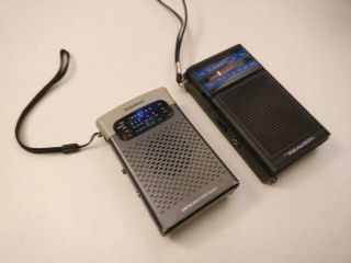 2x Vintage AM/FM Handheld Pocket Radios Radio Shack 12 - 468 Realistic 12 - 636 2