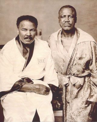 Joe Frazier Vs Muhammad Ali 8x10 Photo Boxing Picture In Robes