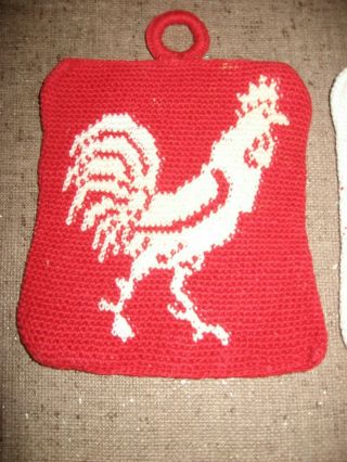 SET OF 2 VINTAGE RED & WHITE POT HOLDERS CHICKEN ROOSTER DESIGN CROCHETED COTTON 2