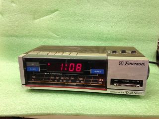 Vintage Emerson Model Red5677 Dual Alarm Clock Radio Battery Back Up 37