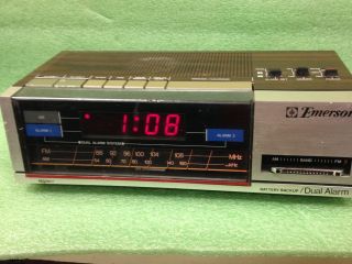 Vintage Emerson Model Red5677 Dual Alarm Clock Radio Battery Back up 37 2