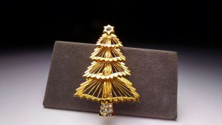 Vtg Monet Christmas Tree Brilliant Rhinestone Gold Tone Wire Work Pin Brooch