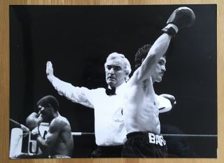 Lovely Vintage Press Photo Barry Mcguigan Celebrates Defeat Of Tomas De Cruz ‘88
