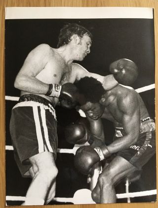Lovely Vintage Press Photo The Great John H.  Stracey Attacks Hedgemon Lewis 1976