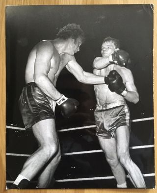 Wonderful Vintage Press Photo Of British Heavyweight Great Joe Bugner In Action
