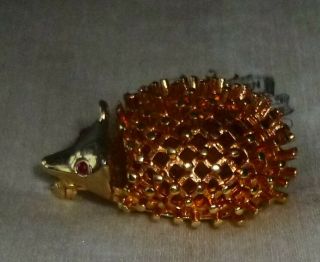 VINTAGE JEWELLERY THIS IS A ADORABLE HEDGHOG BROOCH WITHRED RHINESTONE EYES 2