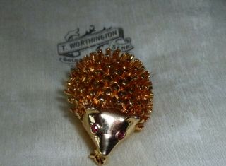 VINTAGE JEWELLERY THIS IS A ADORABLE HEDGHOG BROOCH WITHRED RHINESTONE EYES 3