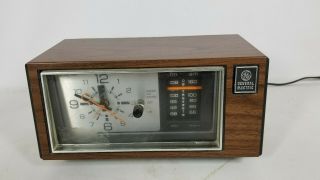 Vintage General Electric Clock Radio Model N0.  7 - 4550d