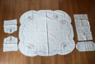 Set Of 5 Vintage Linens Embroidered Table Cloths Runners Doilies