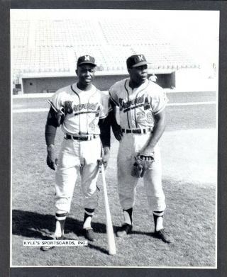 Hank Aaron & Tomie Aaron Braves 7 - 3/4 X 9 - 5/8 Type 1 Snapshot Photo 25