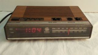 Ge Digital Alarm Clock Am/fm Radio With Snooze,  Woodgrain Look.  7 - 4624.  Vintage