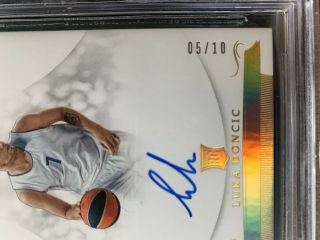 GOLD 2018 FLAWLESS COLLEGIATE LUKA DONCIC GOLD AUTO RC 151 BGS 9 /10 MAVS 2