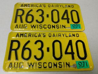 1971 Wisconsin Passenger Car License Plate Pair